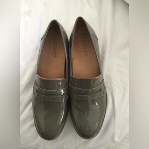 Vionic womens loafers 8.5 olive patent leather